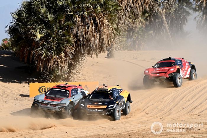 Amanda Sorensen, RJ Anderson, GMC Hummer EV Chip Ganassi Racing, battles with Emma Gilmour, Tanner Foust, NEOM McLaren Extreme E, ahead of Laia Sanz, Mattias Ekstrom, Acciona | Sainz XE Team 