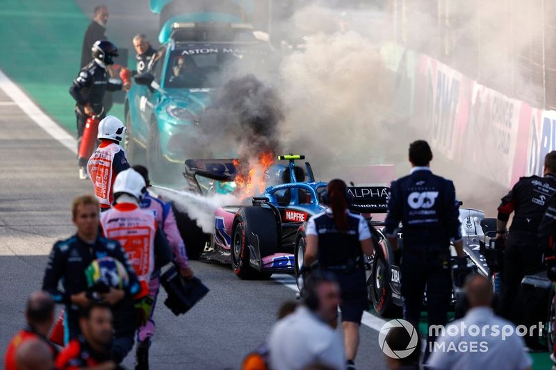 El coche de Esteban Ocon, Alpine A522, en llamas en el Parc Ferme