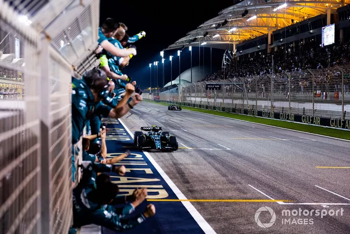 El equipo Aston Martin anima a Fernando Alonso, Aston Martin AMR23, 3ª posición, en la línea de meta.