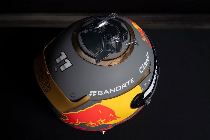 Sergio Pérez, Red Bull Racing con su casco con el diseño de la película Black Panther Wakanda Por Siempre de Marvel