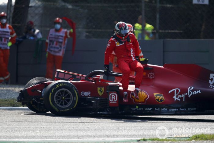 Carlos Sainz., Ferrari SF21, sale de su coche tras el accidente