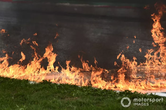 Fuoco dopo l'incidente alla curva 2