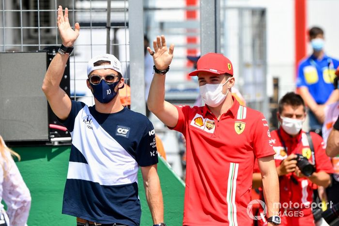 Pierre Gasly, AlphaTauri, Charles Leclerc, Ferrari en el desfile de pilotos