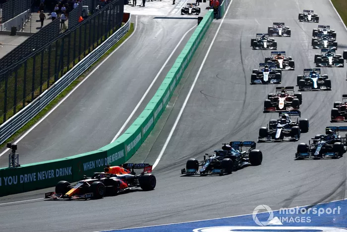 Arrancada: Max Verstappen, Red Bull Racing RB16B, Lewis Hamilton, Mercedes W12, Valtteri Bottas, Mercedes W12, Pierre Gasly, AlphaTauri AT02, Charles Leclerc, Ferrari SF21