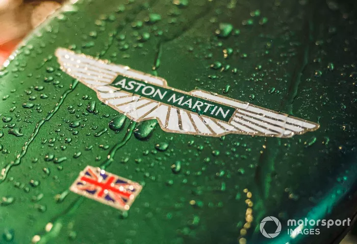 Lluvia sobre el Aston Martin 