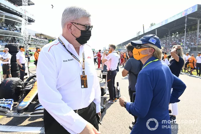 Ross Brawn, Director General de Motorsports, y Emerson Fittipaldi en la parrilla