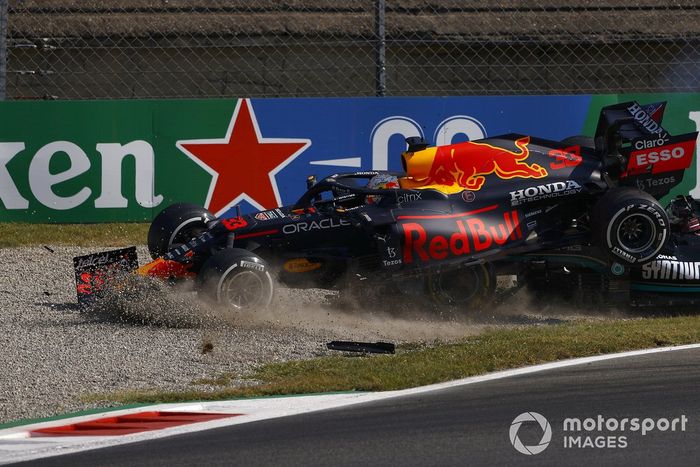 Choque de Lewis Hamilton, Mercedes W12 y Max Verstappen, Red Bull Racing RB16B,