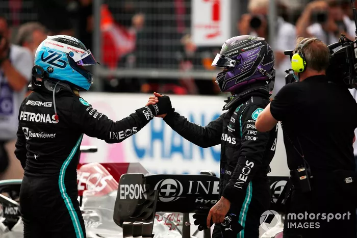 Valtteri Bottas, Mercedes, 3ª posición, y Lewis Hamilton, Mercedes, 2ª posición, se felicitan mutuamente en el Parc Ferme