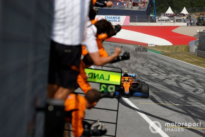 Tercer lugar Lando Norris, McLaren MCL35M cruza la meta frente a su equipo