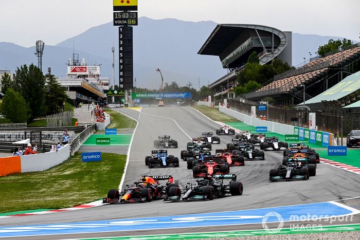 Max Verstappen, Red Bull Racing RB16B, Lewis Hamilton, Mercedes W12 luch al inicio de la carrera