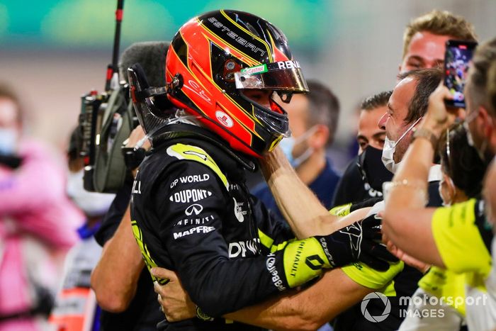 Esteban Ocon, Renault F1, 2ª posición, celebra con su equipo en Parc Ferme