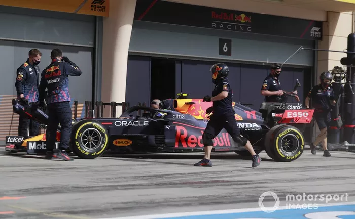 Sergio Pérez, Red Bull Racing RB16B, en pit lane