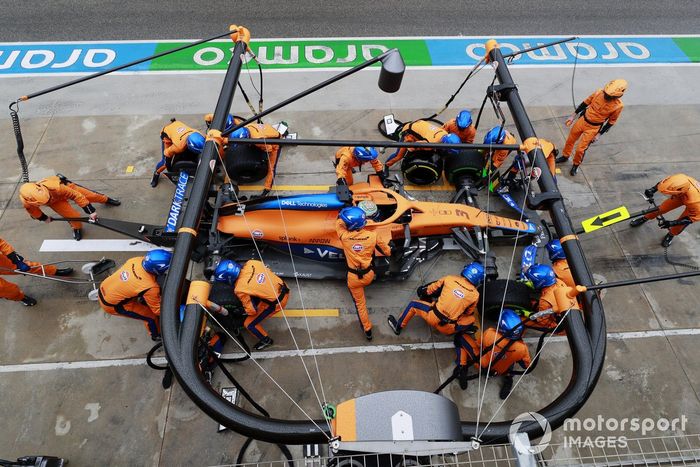 Daniel Ricciardo, McLaren MCL35M pit stop