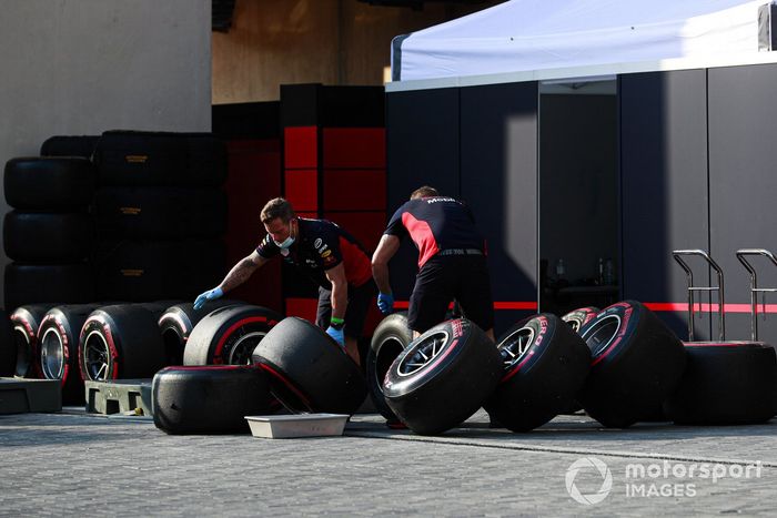 Los mecánicos con neumáticos Pirelli