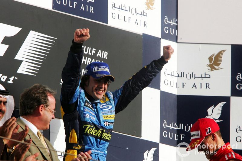El ganador Fernando Alonso, Renault, celebra en el podio