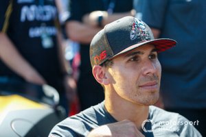 El piloto de Honda Robert Wickens, se prepara para conducir el Arrow Acura NSX, antes de la carrera