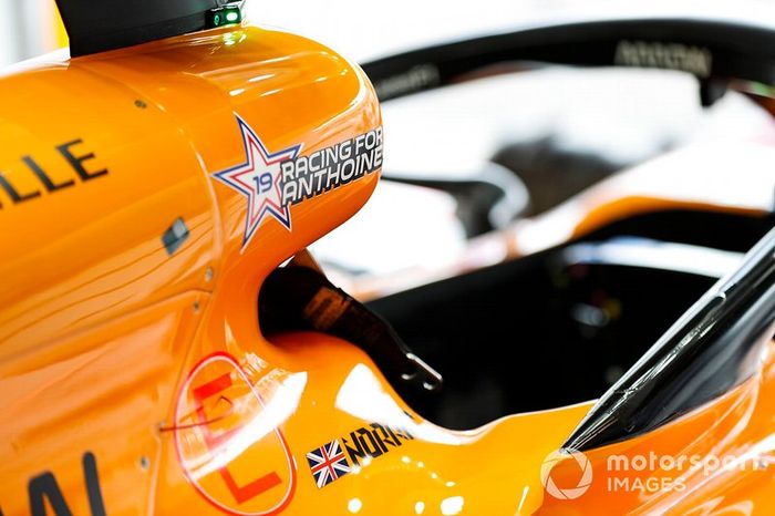 El logo de Racing for Anthoine en el McLaren MCL34 en homenaje al fallecimiento del piloto de F2 Anthoine Hubert