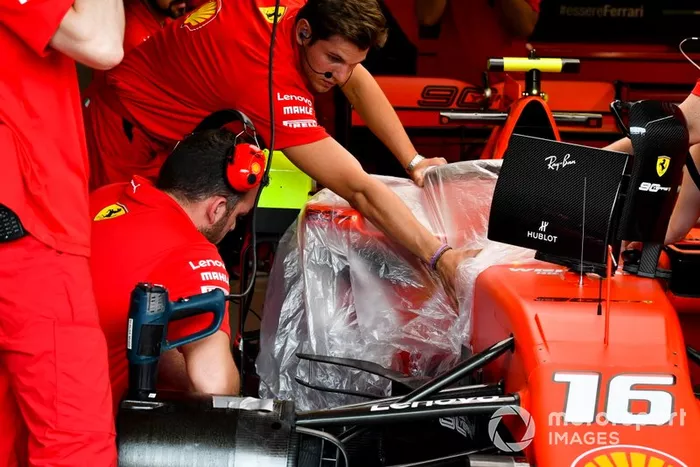 I meccanici della Ferrari al lavoro sull'auto