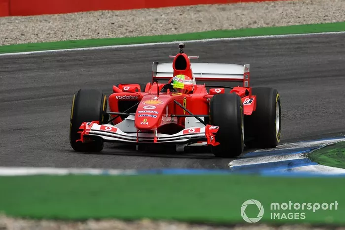 Mick Schumacher conduce el Ferrari F2004