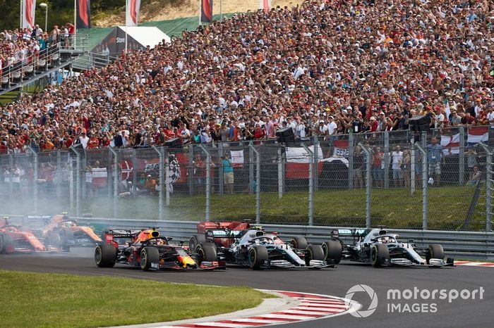 Max Verstappen, Red Bull Racing RB15, Lewis Hamilton, Mercedes AMG F1 W10, Valtteri Bottas, Mercedes AMG W10 en la arrancada