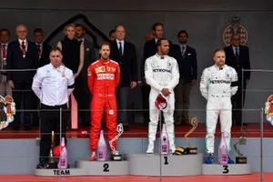 Ron Meadows, Sporting Director, Mercedes AMG, Sebastian Vettel, Ferrari, 2e plaats, Lewis Hamilton, Mercedes AMG F1, 1e plaats, en Valtteri Bottas, Mercedes AMG F1, 3e plaats, op het podium