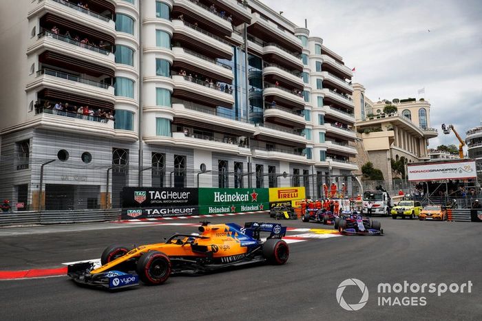 Carlos Sainz Jr., McLaren MCL34, Daniil Kvyat, Toro Rosso STR14, Alexander Albon, Toro Rosso STR14, y Nico Hulkenberg, Renault R.S. 19