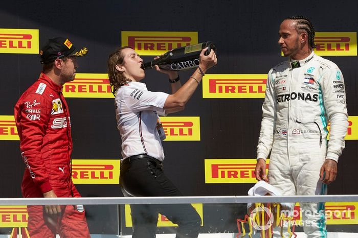 Marga Torres Díez, ingeniera de motor de Lewis Hamilton, celebra en el podio con el ganador y Sebastian Vettel