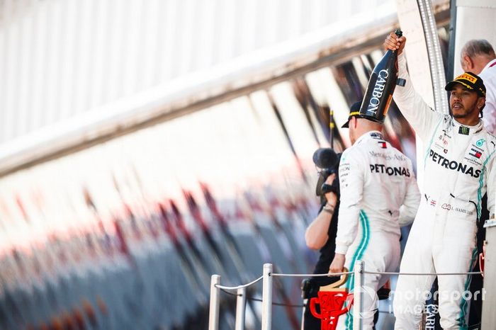 Podio: ganador de la carrera Lewis Hamilton, Mercedes AMG F1 celebra con el champán