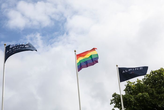 La bandera arcoiris en el Alpine F1 Team durante el mes del orgullo