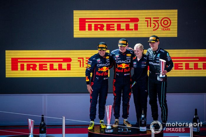 Podio: segundo lugar Sergio Pérez, Red Bull Racing, ganador Max Verstappen, Red Bull Racing, Joanna Fleet, Jefa de RRHH, Red Bull Racing, y tercer lugar George Russell, Mercedes-AMG