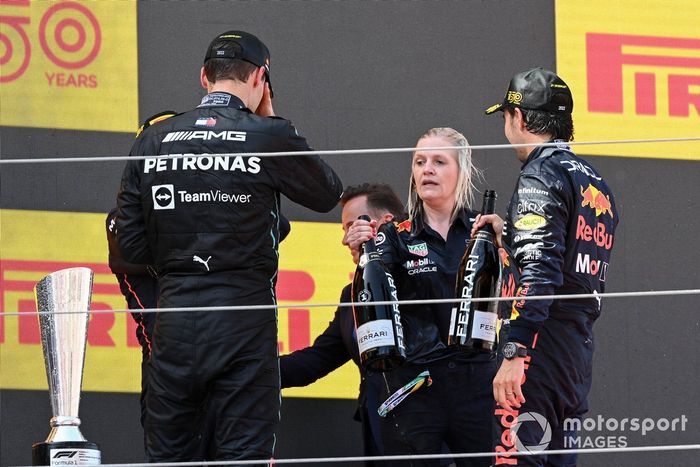 Podio: segundo lugar Sergio Pérez, Red Bull Racing, ganador Max Verstappen, Red Bull Racing, Joanna Fleet, Jefa de RRHH, Red Bull Racing, y tercer lugar George Russell, Mercedes-AMG