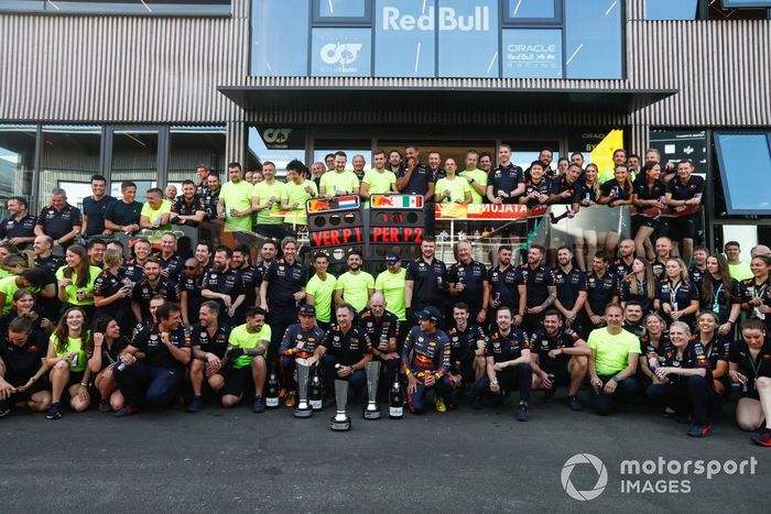 El equipo Red Bull,  Max Verstappen, Red Bull Racing, Sergio Pérez, Red Bull Racing, Adrian Newey, Jefe de Tecnología, Red Bull Racing y Christian Horner, Director del Equipo, Red Bull Racing, celebran su resultado de 1-2