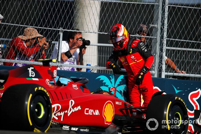 Carlos Sainz Jr., Ferrari F1-75, abandona su coche al final de la FP2