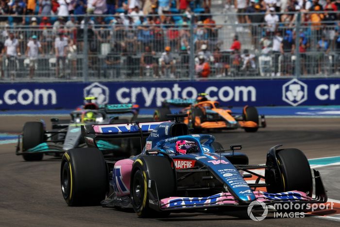 Fernando Alonso, Alpine A522, Lewis Hamilton, Mercedes W13