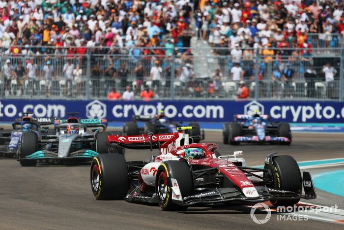 Zhou Guanyu, Alfa Romeo C42, George Russell, Mercedes W13