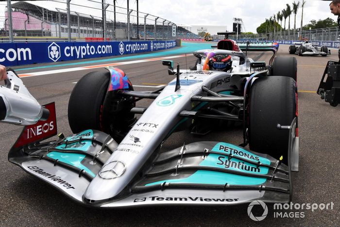 George Russell, Mercedes W13, llega a la parrilla