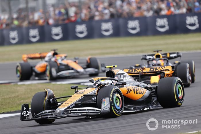 Lando Norris, McLaren MCL60, Max Verstappen, Red Bull Racing RB19, Oscar Piastri, McLaren MCL60