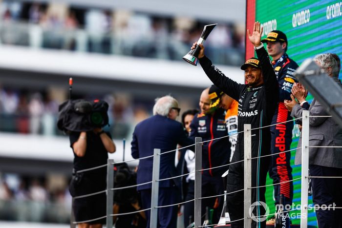Lewis Hamilton, Mercedes-AMG, 3ª posición, en el podio con su trofeo