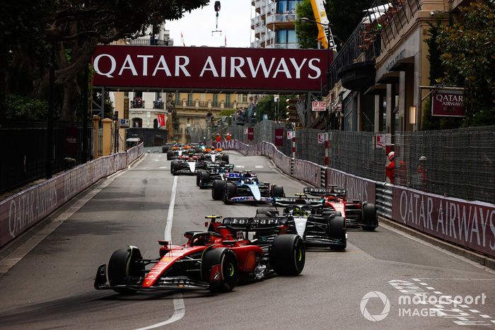 Carlos Sainz, Ferrari SF-23, Lewis Hamilton, Mercedes F1 W14, Charles Leclerc, Ferrari SF-23