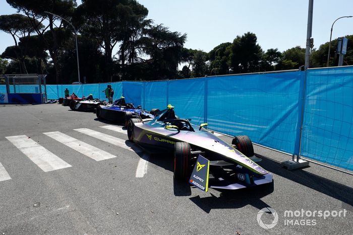 Los coches dañados de Robin Frijns, ABT CUPRA Racing, M9Electro, Edoardo Mortara, Maserati Racing, Maserati Tipo Folgore, Sam Bird, Jaguar Racing, Jaguar I-TYPE 6, tras un fuerte accidente en la 9ª vuelta.