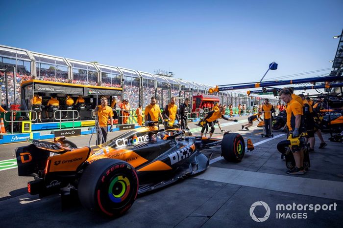 Oscar Piastri, McLaren MCL38, en boxes durante la FP1