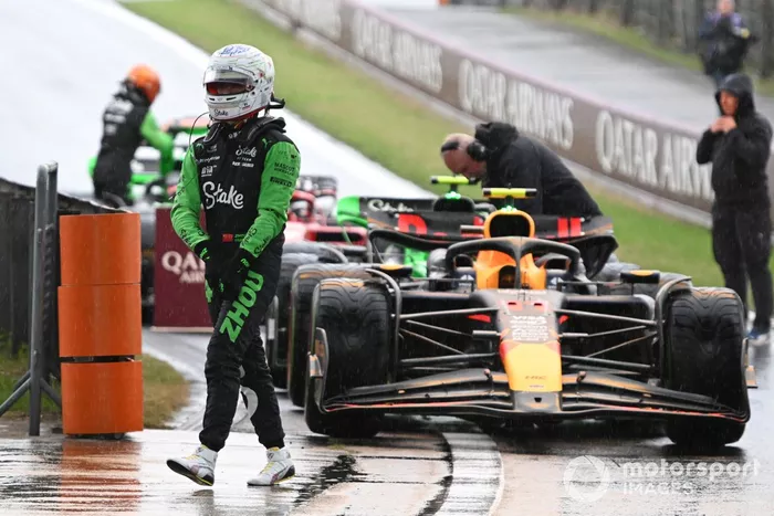 Zhou Guanyu, Stake F1 Team Kick Sauber, au Parc Ferme après la qualification du sprint