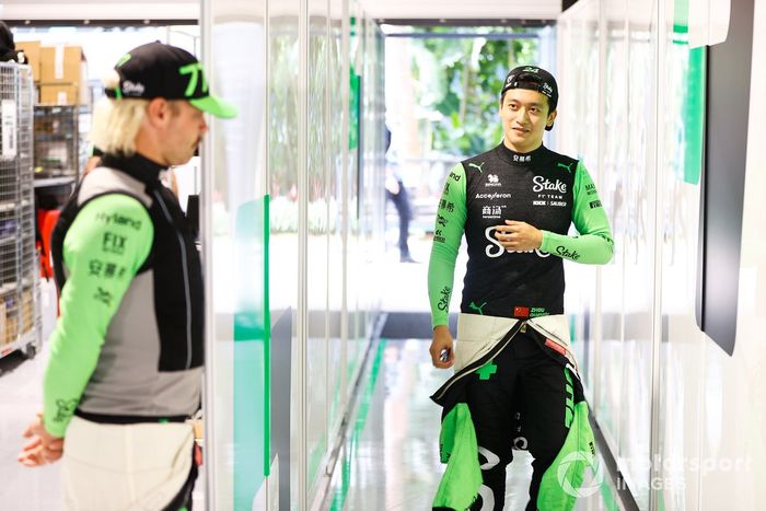 Zhou Guanyu, Stake F1 Team Kick Sauber, y Valtteri Bottas, Stake F1 Team Kick Sauber, en el garaje