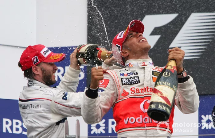 Nick Heidfeld, BMW Sauber, 2ª posición, y Lewis Hamilton, McLaren, 1ª posición, celebran en el podio