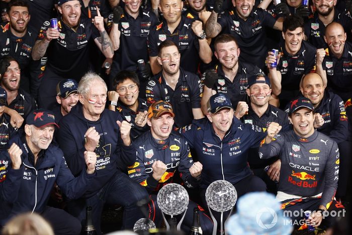 Adrian Newey, director técnico de Red Bull Racing, Helmut Marko, asesor de Red Bull Racing, Max Verstappen, Red Bull Racing, Christian Horner, director del equipo, Red Bull Racing, Sergio Pérez, Red Bull Racing, celebrando la victoria y el mundial