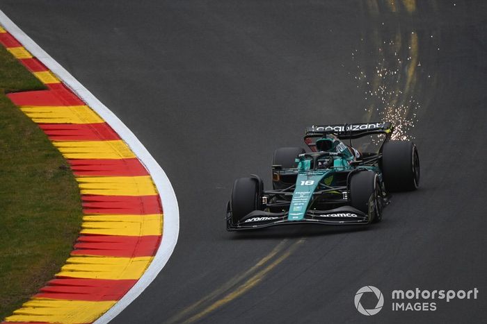 Lance Stroll, Aston Martin AMR22, echa chispas