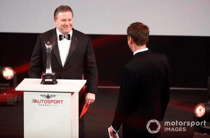 Zak Brown, Director Ejecutivo de McLaren, en el escenario para presentar el premio Momento del Año