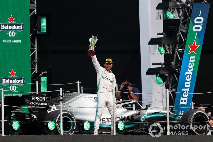 Podio: ganador de la carrera Lewis Hamilton, Mercedes AMG F1 con el trofeo