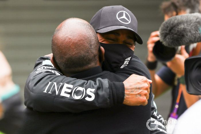 El ganador de la carrera Lewis Hamilton, Mercedes F1 celebra en Parc Ferme con su padre Anthony Hamilton después de conseguir su 92ª victoria en un Gran Premio, la mayor para cualquier piloto en la historia de la F1