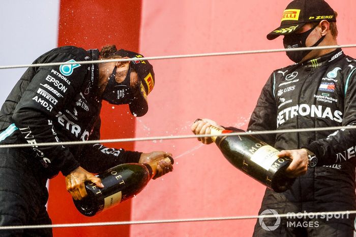 Podio: segundo lugar Valtteri Bottas, Mercedes-AMG F1, ganador de la carrera Lewis Hamilton, Mercedes-AMG F1